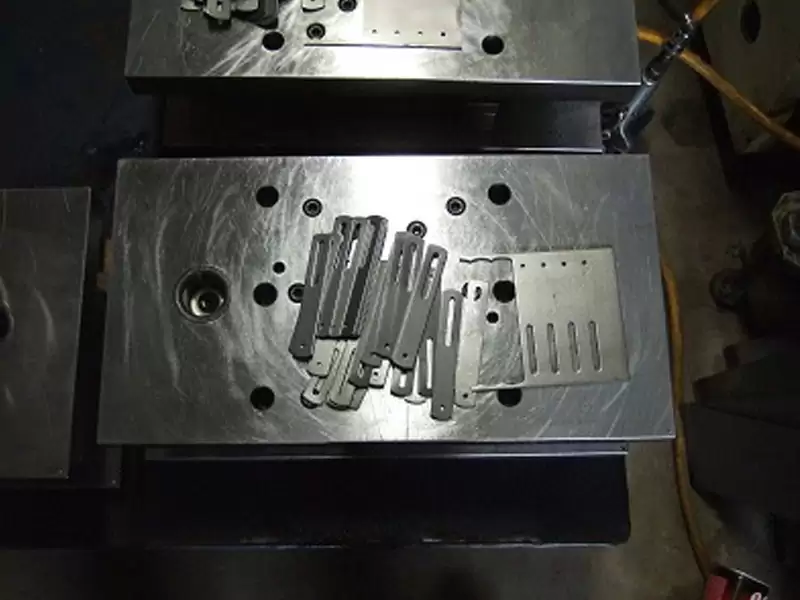 Las piezas de metal mueren